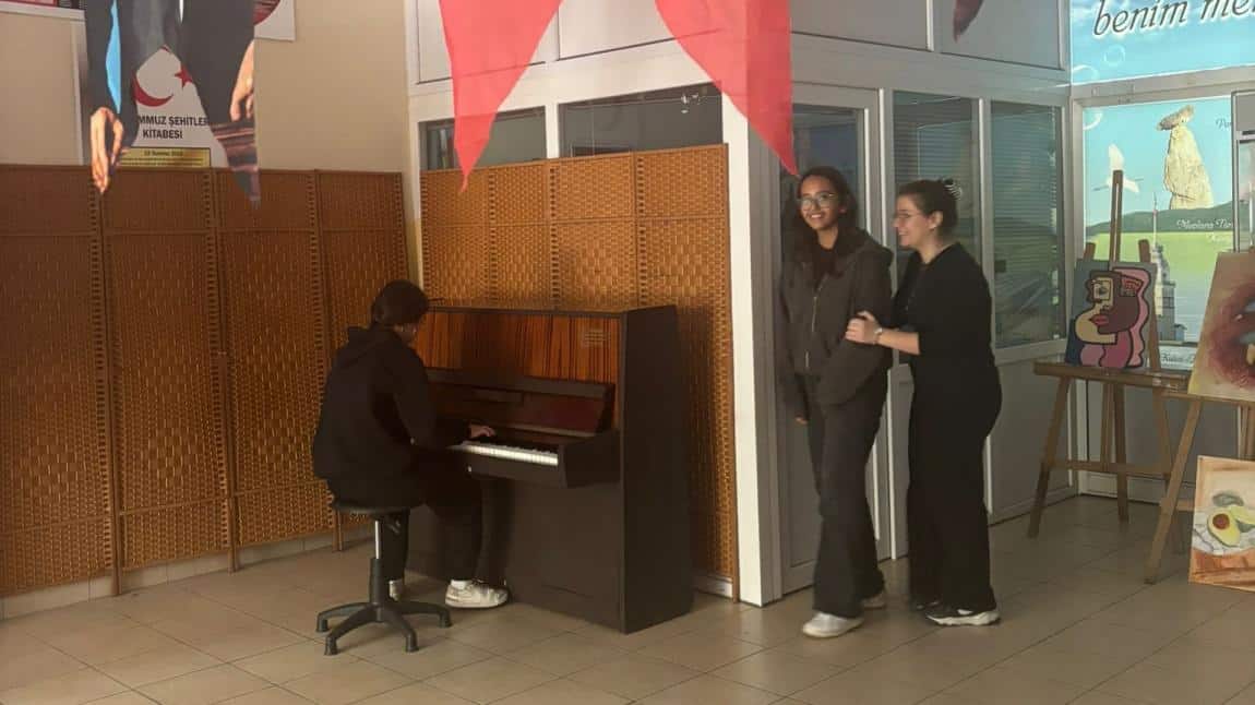 OKULUMUZDA TENEFFÜS ARALARINDA MÜZİK ZİYAFETİ 